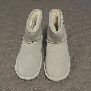 Bear paw women's boots size 9. Excellent condition. Worn once. Color sand.